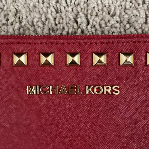 NWT Michael Kors Selma Stud Lg Zip Leather Clutch Wristlet in Red Gold Studs - Picture 3 of 10